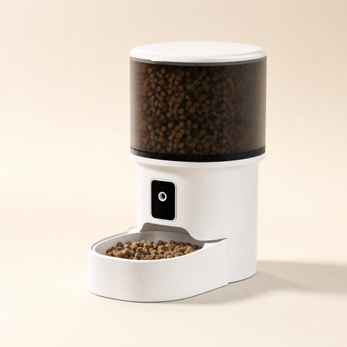 Distributeur de croquettes programmable, vue studio sur fond creme