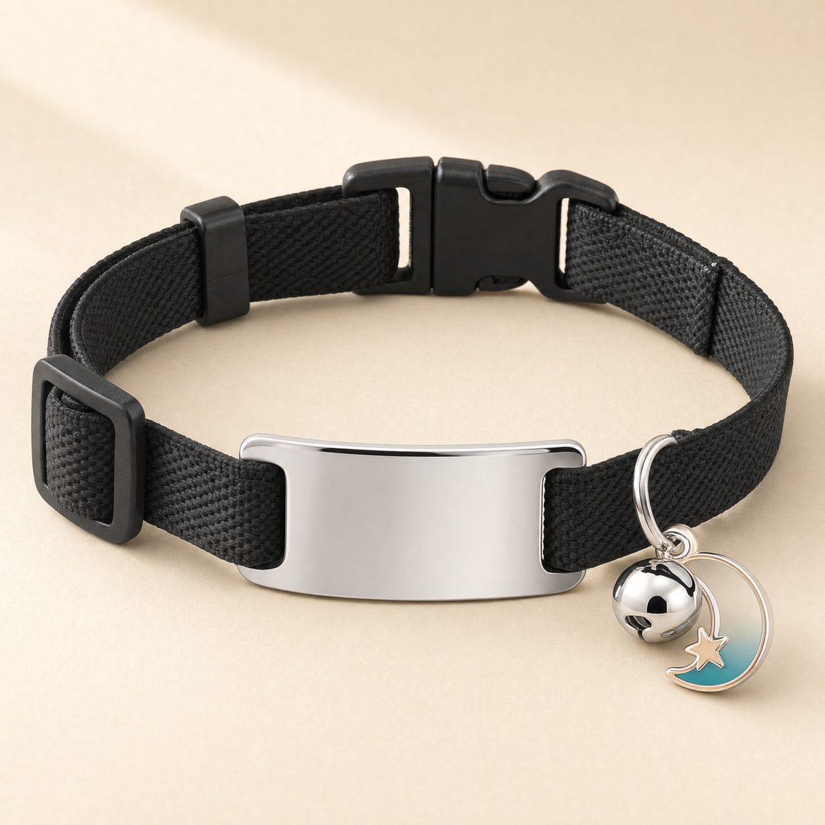 Collier chat elastique avec medaille vierge et grelot, vue studio