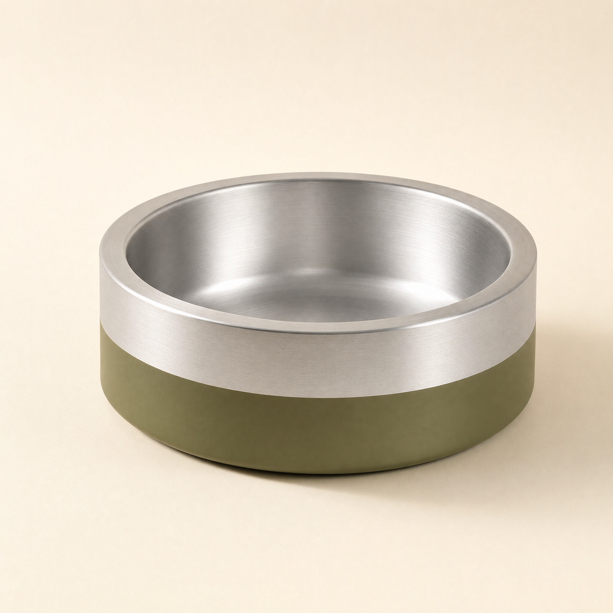 Gamelle en inox a large diametre, vue studio sur fond creme