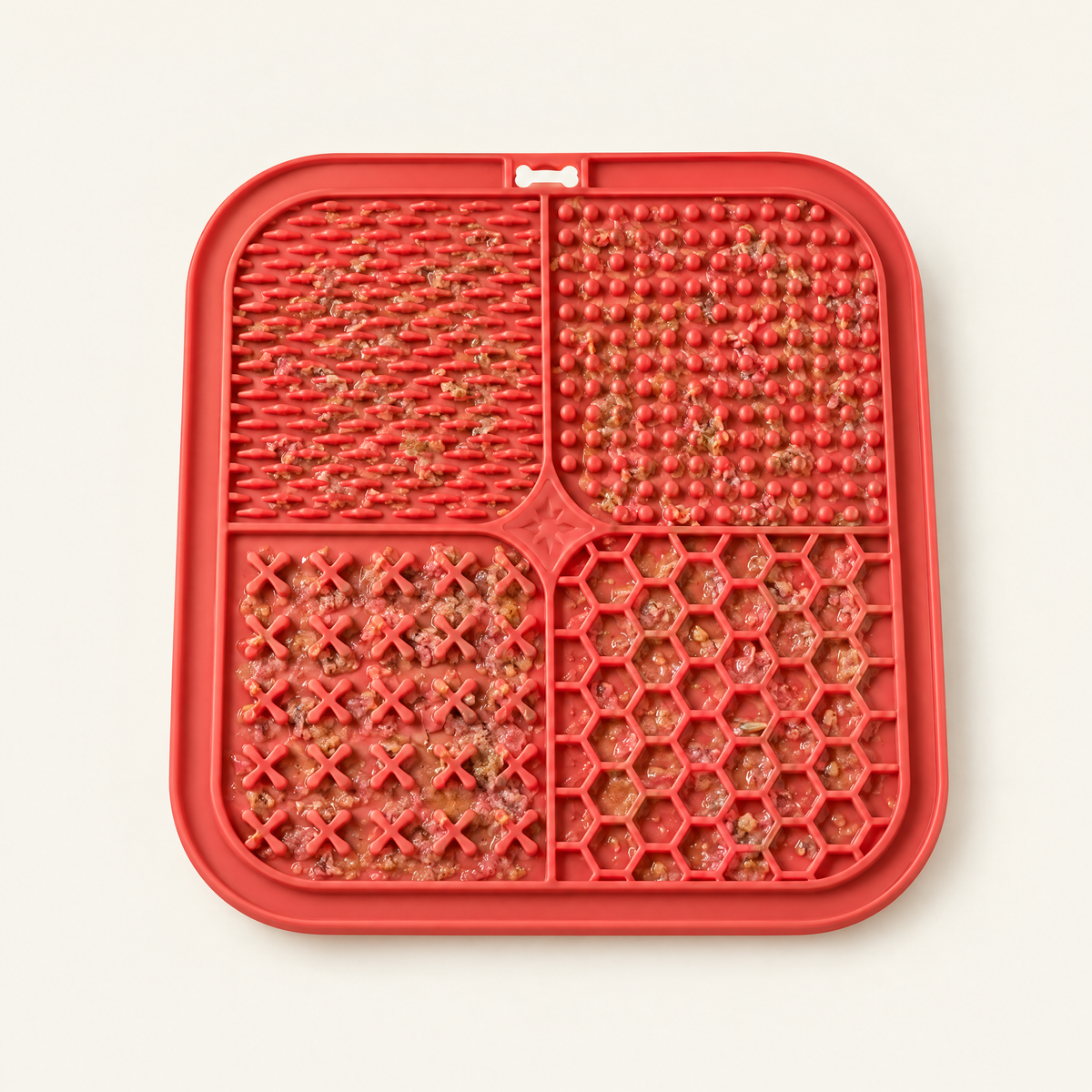 Tapis de léchage en silicone rouge avec pâtée dans les rainures